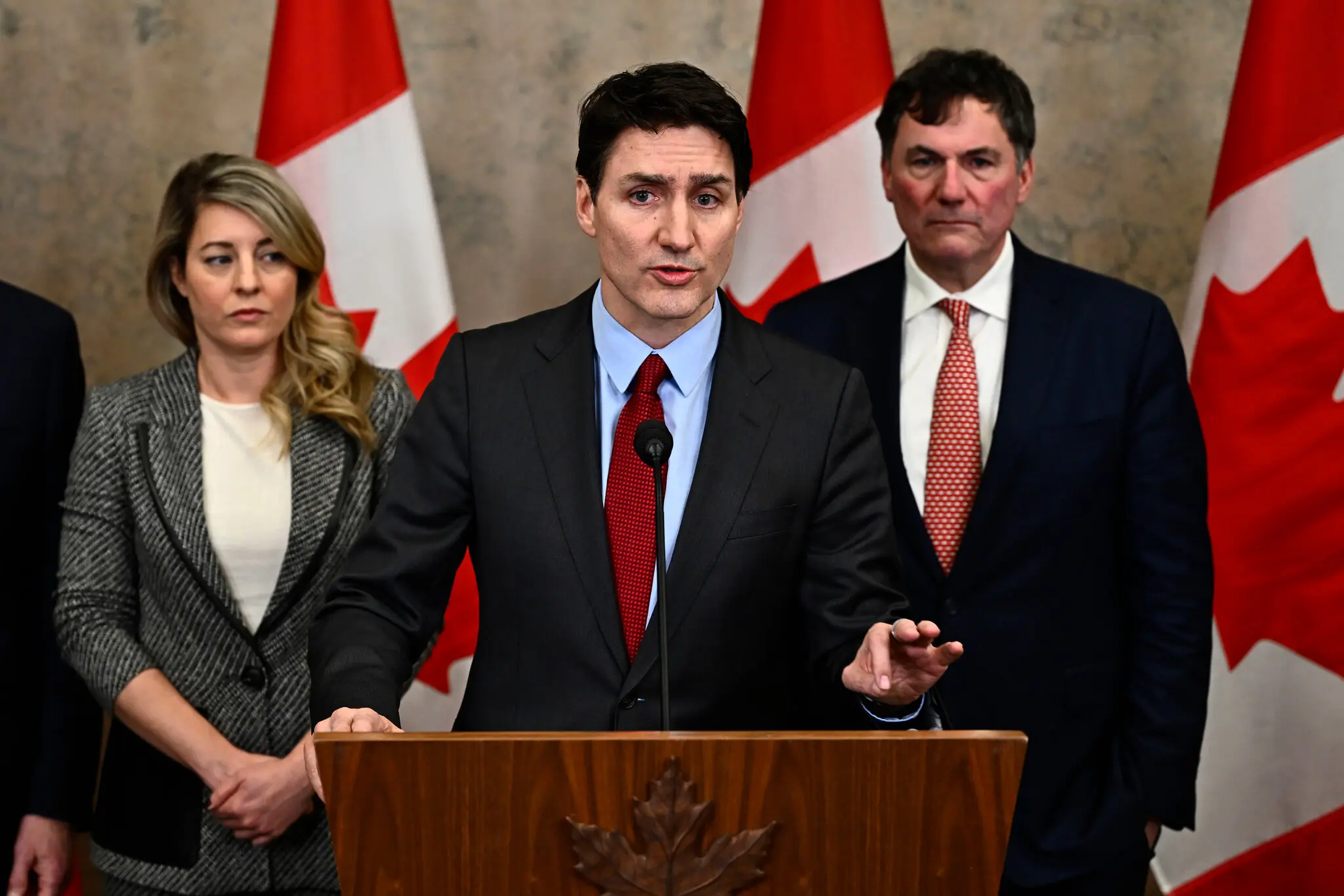 Прем’єр-міністр Канади Джастін Трюдо разом із міністром закордонних справ Мелані Жолі та міністром фінансів Домініком Лебланом у суботу в Оттаві